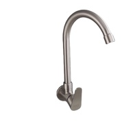 Robinet de cuisine moderne et durable en acier inoxydable 304 à col de cygne à arc élevé et simple dans le mur d'un hôtel