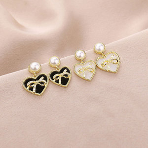 Pendientes de moda coreana al por mayor, pendientes colgantes de corazón en blanco y negro, pendientes de lazo con diamantes - Product Image 5