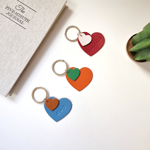 Llavero Personalizado de Cuero PU en Forma de Corazón con Iniciales Grabadas, Porta Llaves para Auto, Regalo de Aniversario Romántico - Product Image 2