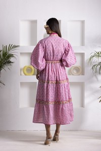 Vestido de tres capas con estampado Mughal rosa para mujer, con mangas con puños y cuello mandarín, para un estilo étnico elegante. - Product Image 2