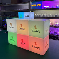 Chaise cube LED avec logo personnalisé siège moderne en plastique phosphorescent à affichage éclairé siège de table cube éclairé pour l'extérieur