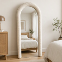 Miroir sur pied moderne en velours Teddy arqué, entièrement recouvert de flanelle Sherpa, pour la décoration de chambre à coucher