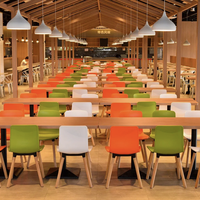 Tables et chaises rondes de restaurant, design de table en bois forgé tendance, mobilier de café