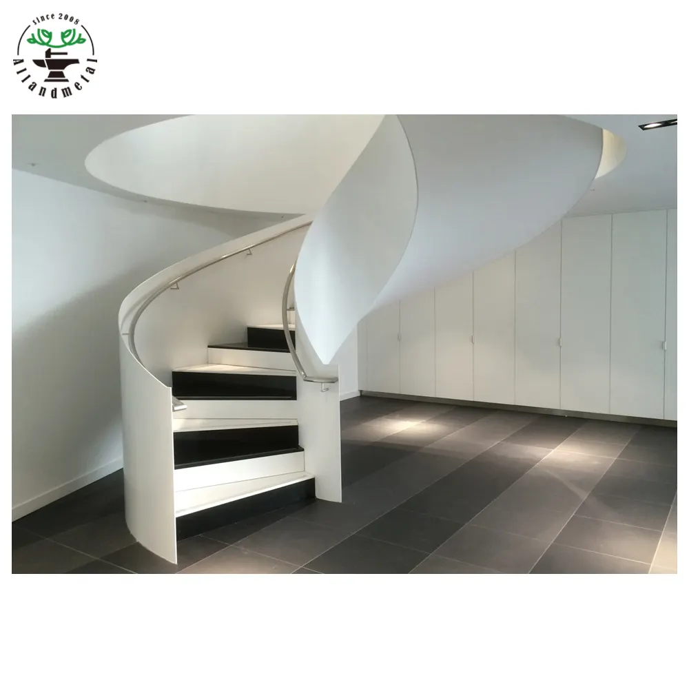 金属製の階段ライザーと木製の階段トレッドを備えたユニークな自立型曲線階段