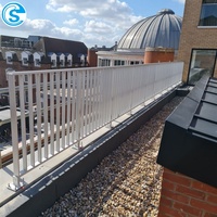 Balustrade de balcon moderne et simple en acier inoxydable avec barres horizontales et verticales pour appartement résidentiel