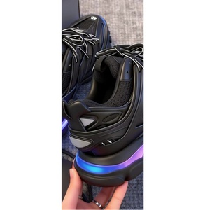 Chaussures de sport respirantes en cuir véritable noir de qualité 5A avec semelle épaisse LED 3.0 et fonction antidérapante, grande taille pour hommes - Product Image 2