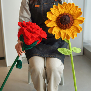 Regali per l'esame di ammissione all'università: Bouquet gigante di rose e girasoli in lana, fatto a mano all'uncinetto, alto <span class=keywords><strong>1</strong></span> metro, per interni/esterni - Product Image 4
