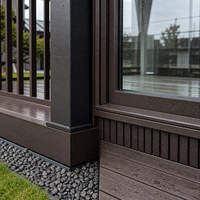 Maison modulaire de style luxueux avec murs en verre, terrasse extérieure et aménagement flexible