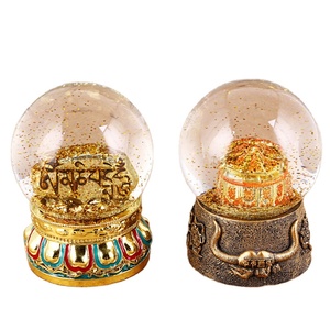 Artisanat en résine <span class=keywords><strong>Mini</strong></span> boules à neige personnalisées de Noël Globes à neige pour bâtiment en gros Globes à eau Cadeaux bon marché - Product Image 1
