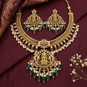 Parure de collier ras-du-cou et boucles d'oreilles en laiton plaqué or antique, motif Déesse Lakshmi, avec perles vertes, bijoux de mariée pour mariage - Product Image 1