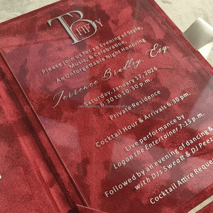 Caja de Invitación de Boda de Lujo en Terciopelo Azul con Detalles en Dorado y Cierre de Cinta de Satén - Product Image 1