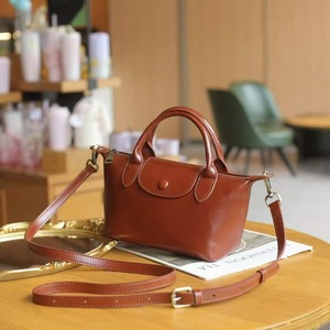 Bolso Ando de cuero de vaca curtido vegetalmente, mini bolso de mano para mujer, bandolera con asa superior, estilo dumpling - Product Image 3