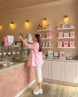 Vitrine en verre de design luxueux pour kiosque de boulangerie, mobilier de présentation durable pour magasin de détail, étagère de présentation de chocolats et desserts