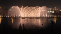 Fuente de agua flotante para espectáculos de baile a gran escala en la isla de Bagdad, Irak, construcción de acero inoxidable, luces RGB DMX 512