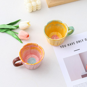 Mug à café en céramique peint à la main motif tulipe, idéal pour le thé de l'après-midi, cadeau de vacances, souvenir d'anniversaire pour la meilleure amie - Product Image 3