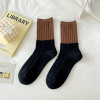 Chaussettes douces et épaisses blanches crème pour femme, idéales pour l'hiver, avec doublure polaire, à blocs de couleur et patchwork, chaudes en laine, mi-mollet, effet peluche.