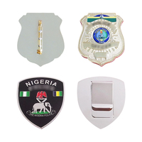 Badges métalliques uniformes de sécurité personnalisés emblèmes en forme de bouclier avec étui de protection en cuir pour l'identification des pompiers