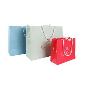 Bolsas de Papel de Lujo Impresas Personalizadas con Estampado Dorado, Asas Planas, Bolsa de Compras de Papel Artístico para Negocios - Product Image 3