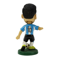 Statue d'artisanat en résine d'étoile de football personnalisée en gros Figurines de souvenirs d'athlètes pour la décoration de bureau à la maison promotionnelle