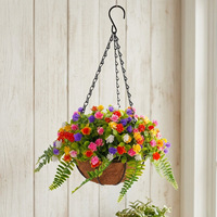 Panier suspendu en plastique avec petites fleurs colorées et fougères pour la décoration intérieure de Noël et de Pâques
