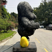 Gorille animatronique sur mesure, orang-outan sur une banane