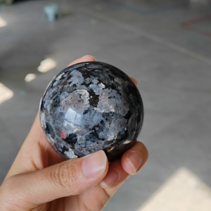 Vente en gros usine – Nouvelle sphère de larvikite noire de haute qualité – Ornement de maison, figurine, cadeau, cristal de guérison, décoration Feng Shui - Product Image 6