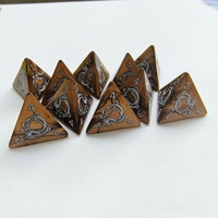 Donjons et dragons polyédriques multifaces personnalisés Élément dragon D4 Dés en plastique sculptés à 4 faces pour jeux de table