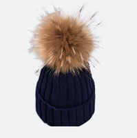 Bonnet en acrylique tricoté personnalisé en gros avec pompon en vraie fourrure détachable