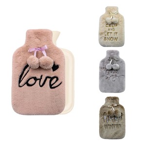 Poco costoso di buona qualità sacchetto della bottiglia di acqua calda di gomma con <span class=keywords><strong>in</strong></span> rilievo amore della peluche della copertura e <span class=keywords><strong>pom</strong></span> poms - Product Image 1