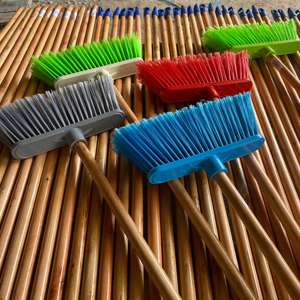 Juego de Escobas de Plástico para Limpieza de Pisos de Buena Calidad al por Mayor de Fábrica, con Palo de Madera - Product Image 1