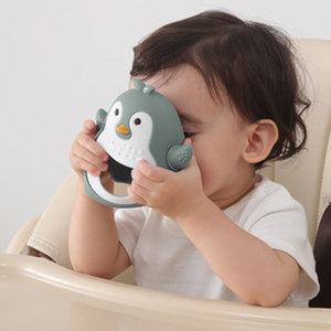 Anneau de dentition pour bébé pingouin en silicone souple personnalisé sans BPA jouet unisexe pour bébé hochet à chaîne apaisant à mâcher - Product Image 2