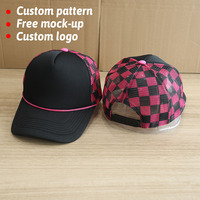 Topi Trucker 5 Panel Custom Printing dengan Jaring Kotak-Kotak Merah Muda dan Hitam, Bagian Belakang Berbahan Busa, Tali di Pinggir Topi