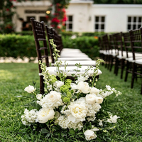 Vente en gros d'arrangements floraux artisanaux légers et réalistes en roses vertes et blanches et d'hortensias pour allées de mariage et décorations de chaises