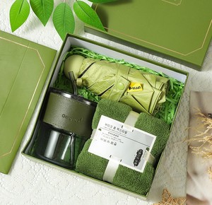 أفكار هدايا زفاف صيفية قابلة للتخصيص، مجموعة هدايا تذكارية مع مروحة ومظلة للضيوف - Product Image 5