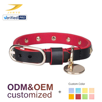 Collier pour chien en cuir PU bicolore noir et rouge OEM ODM avec rivets métalliques, étiquette nominative gravée vierge et boucle dorée réglable