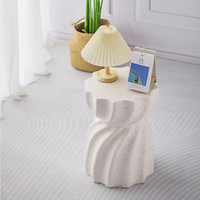 Table d'appoint créative en crème avec surface effet terrazzo, table d'appoint d'angle pour salon, table d'angle ronde moderne