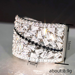 Anello Geometrico Trapezoidale con Micro Pavé di Zirconi per Donne, Gioiello da Dito Elegante e alla Moda - Product Image 4