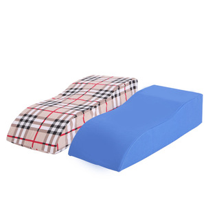 Repose-pieds en forme de S pour l'élévation des jambes, prévention des escarres, avec fonction de soin, oreiller et positionneur pour le repos au lit - Product Image 1