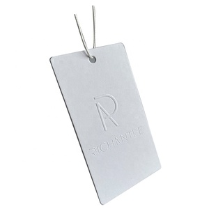 Etiqueta colgante de ropa con logotipo de marca personalizado de cartón grueso de lujo con Pin de cuerda Etiqueta colgante de ropa mate en relieve 3D para ropa - Product Image 1
