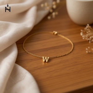 Collana con Ciondolo W Plus Era in Acciaio Inossidabile Placcato Oro, Gioiello Minimalista Unisex per Uso Quotidiano, Idea Regalo - Product Image 3