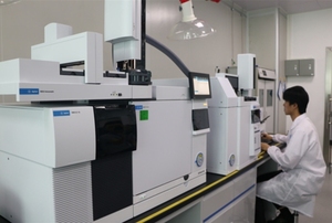 Spectromètre de masse professionnel d'occasion 8890-7000D, largeur de bande spectrale de 2 nm, garantie 1 an, le choix privilégié du fabricant - Product Image 3
