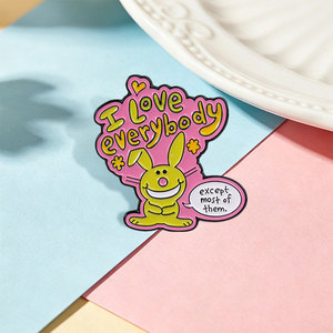 Spilla in smalto con coniglietto giallo simpatico e citazioni sarcastiche, con la scritta 'I Love Everybody Except Most Of Them', distintivo da borsa e da risvolto, gioiello regalo - Product Image 3
