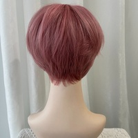 Perruque rose pour homme, cheveux courts, version coréenne, ondulation naturelle, 100 % fibre haute température, couverture complète de la tête, filet en maille rose, densité 150 %