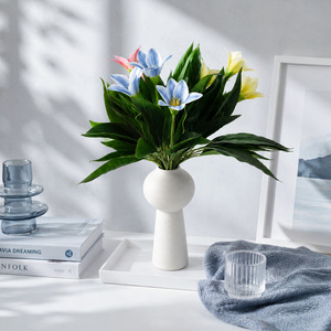 Bouquet de fleurs artificielles en soie, style lys à trois têtes, fabriqué en Chine, pour centres de table de mariage, hôtels, clubs et ambiance de salon - Product Image 2
