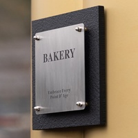 Plaque de porte de luxe en pierre et métal avec texture brûlée, design mural flottant, taille personnalisée, logo, enseigne murale pour magasin, bureau, hôtel
