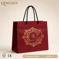 Sacs shopping en papier bordeaux personnalisés OEM avec logo talon haut en feuille d'or et poignées torsadées en corde, durables pour les boutiques de chaussures