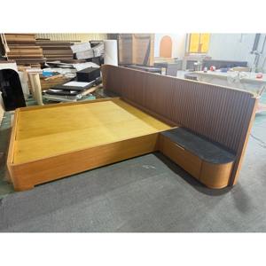 Lit moderne de haute qualité Disen, cadre en bois massif chêne blanc avec tables de chevet, plateau en ardoise, personnalisable - Product Image 1