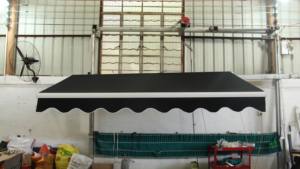 Auvent rétractable à télécommande pour pare-soleil d'extérieur avec bras pliant en aluminium personnalisé - Product Image 5