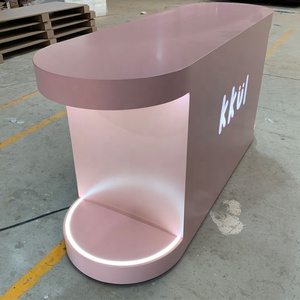 Meubles de magasin de cosmétiques : Vitrines modernes en bois courbé rose avec éclairage LED pour la vente au détail - Product Image 2
