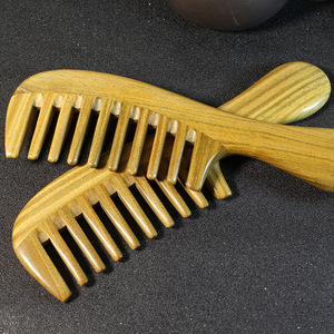 Peigne de massage à dents larges en bois de santal, grande taille pour usage domestique YYM1-8 - Product Image 2